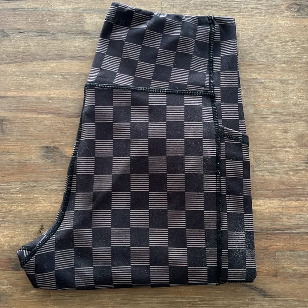 Hurley Checkered workout legging with 2 side pockets. Size L